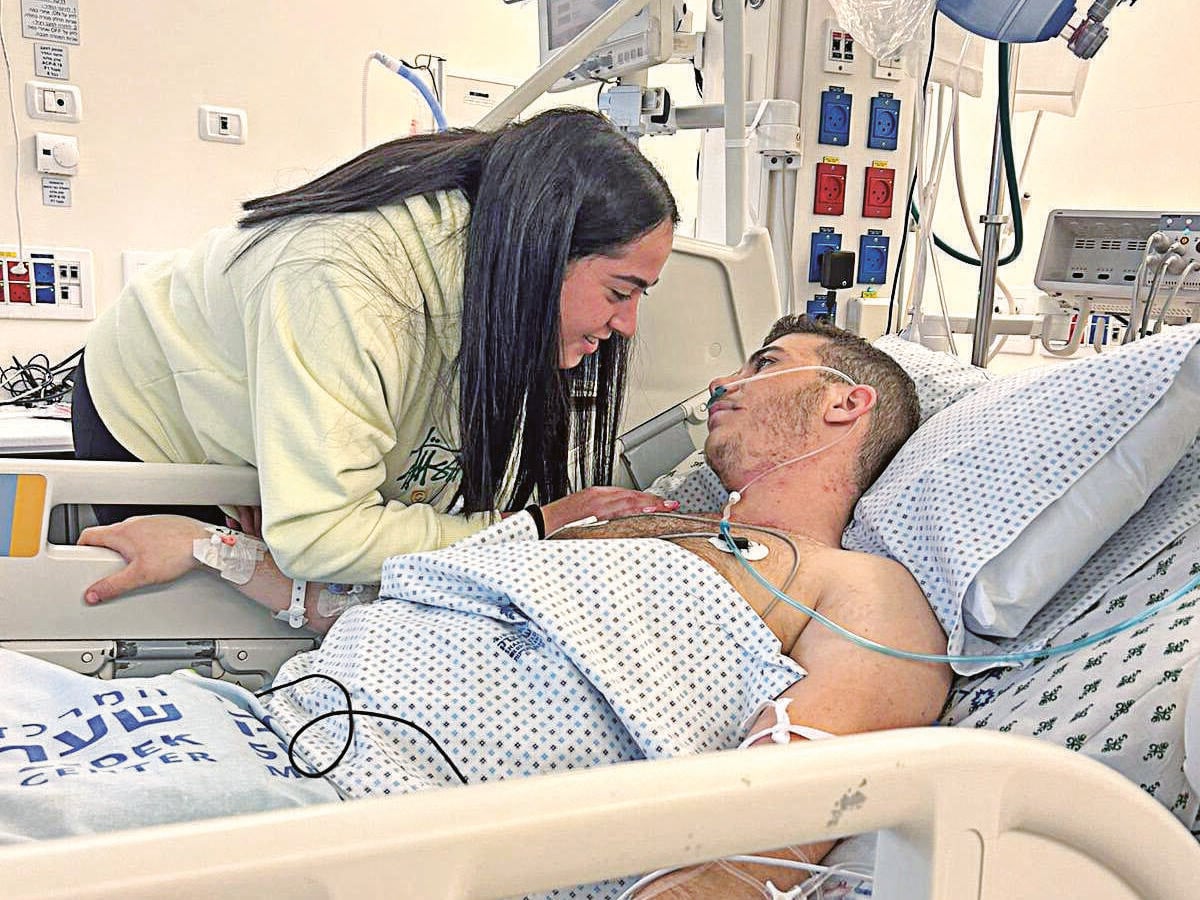 לירי וניר במהלך האשפוז. "לירי הגיעה תמיד מלאת כוחות, אף פעם לא נשברה לידי" (צילום: אלבום פרטי) לירי מבקרת את ניר במהלך האשפוז