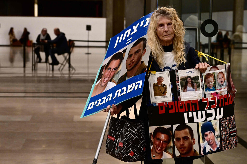 עצרת הזדהות בכיכר החטופים בסוף השבוע (צילום: Alberto PIZZOLI / AFP) עצרת הזדהות בכיכר החטופים - ישראלים לא מפקירים אחים