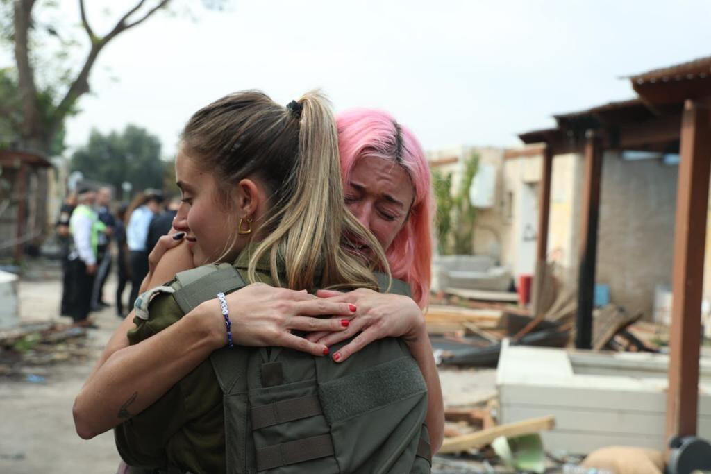 סרן מיה עם המשפיענית קרוליין דאמור. "לראות את הדברים בעיניים זה שונה מאוד מהמסך" (צילום: דובר צה"ל ) סרן מיה עם המשפיענית קרוליין דאמור