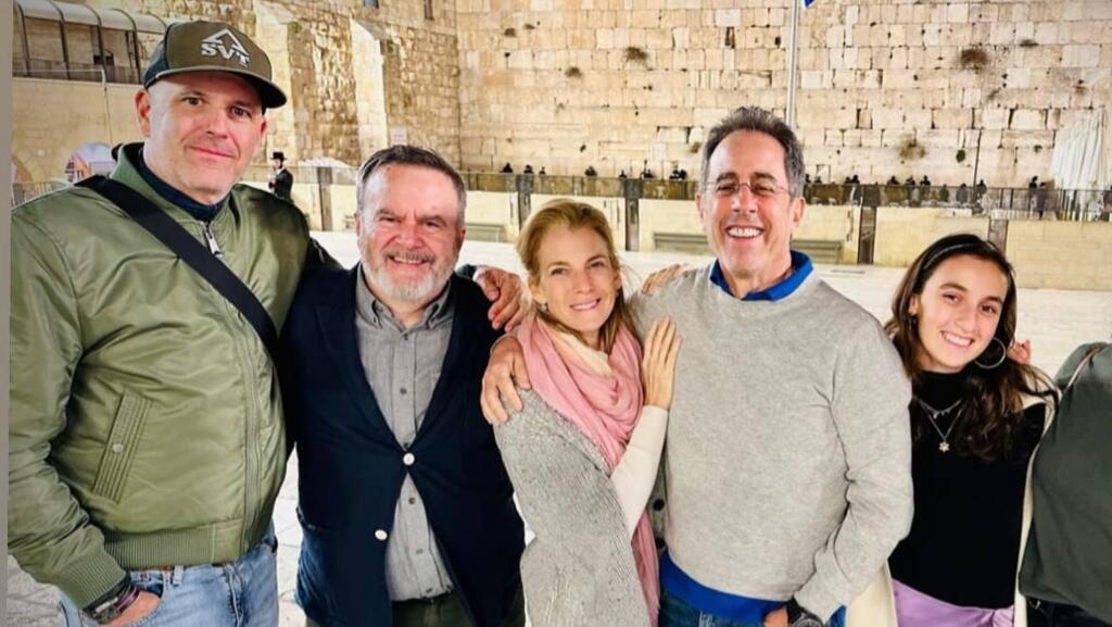 Seinfeld with his family at the Western Wall (Photo: via Instagram) משפחת סיינפלד ג'רי ג'סיקה סיינפלד ביקור בישראל