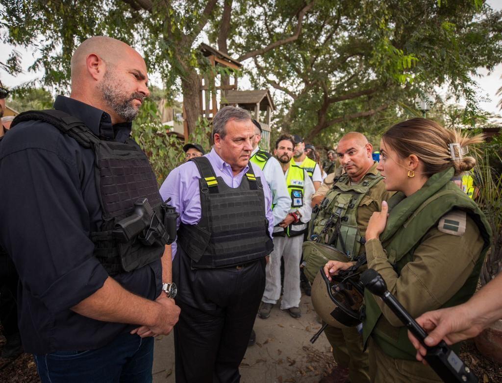 עם כריס כריסטי (צילום: דובר צה"ל ) סרן מיה עם כריס כריסטי