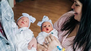 Kelsey Hatcher קלסי האטצ'ר ובעלה, קיילב, מחזיקים את בנותיהם התאומות רוקסי ליילה ורבל ליקן