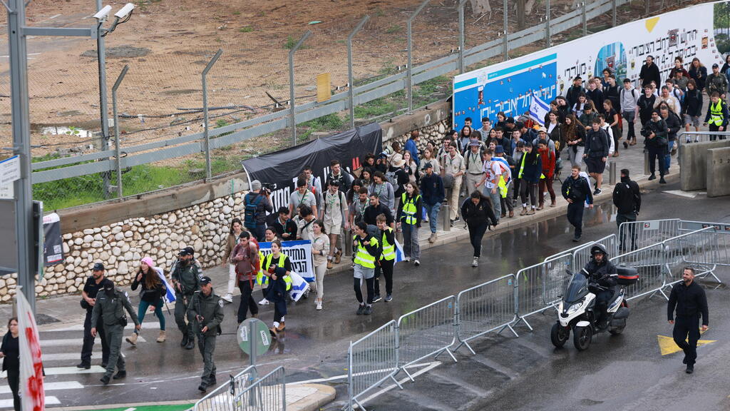 צעדה של בני נוער מעוטף עזה מכיכר החטופים בתל אביב לכנסת בירושלים