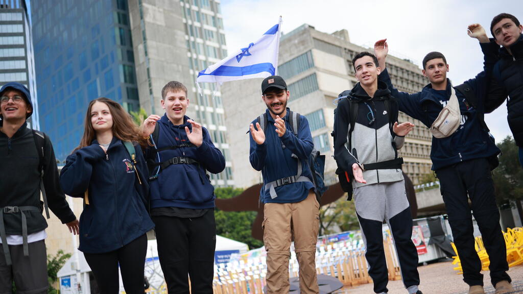צעדה של בני נוער מעוטף עזה מכיכר החטופים בתל אביב לכנסת בירושלים
