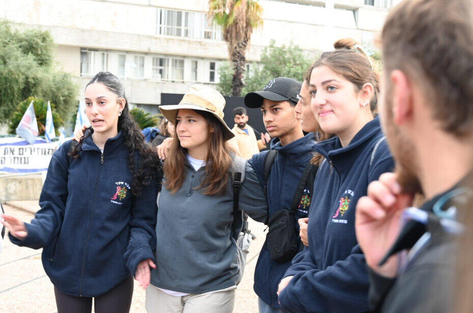 מרגישים את האהבה של עם ישראל. סהר לופו (משמאל) yk13730765