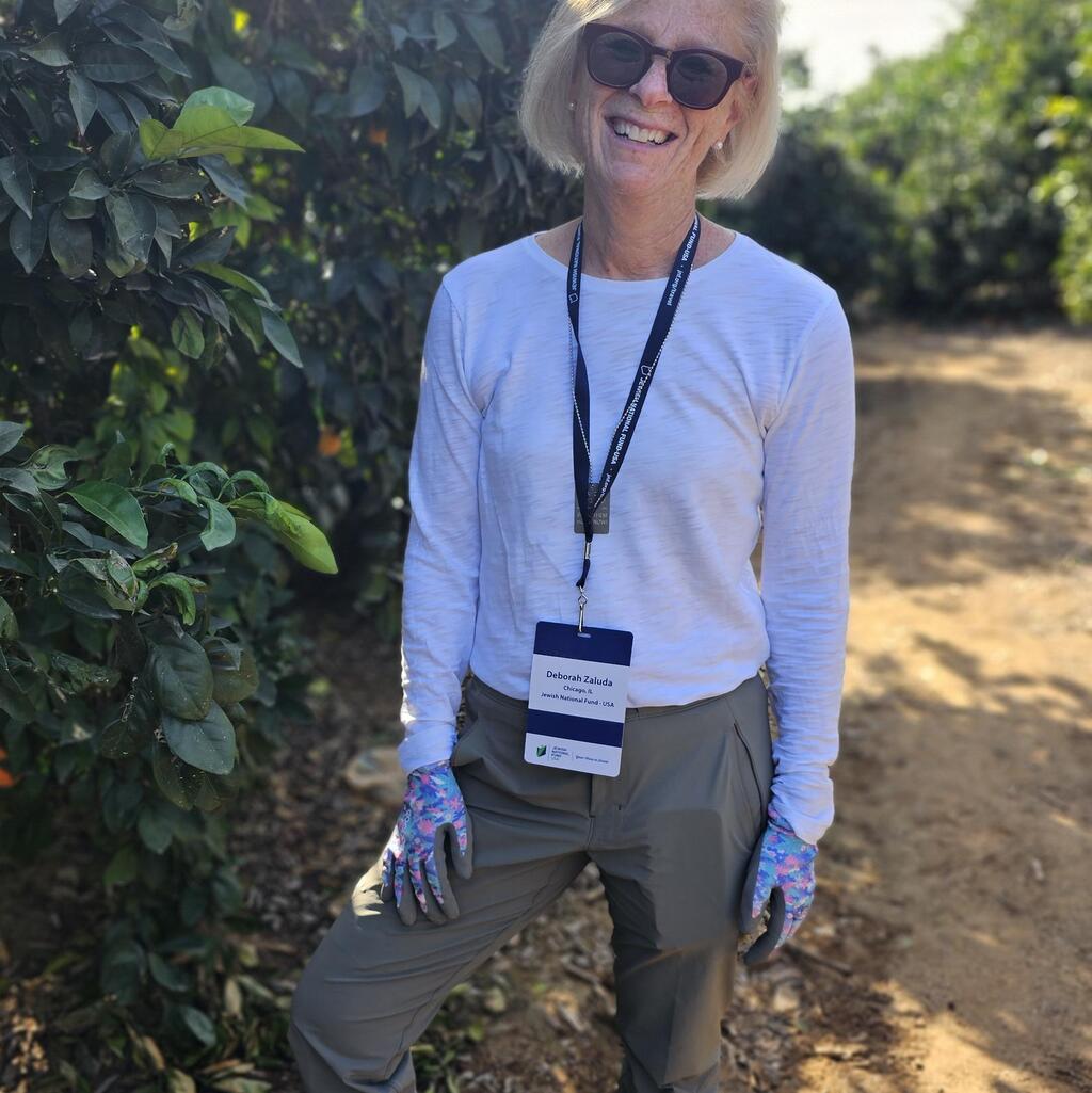 Deb Lust Zaluda volunteering on a citrus farm (Photo: Courtesy JNF-USA) Deb Lust Zaluda volunteering on a citrus farm