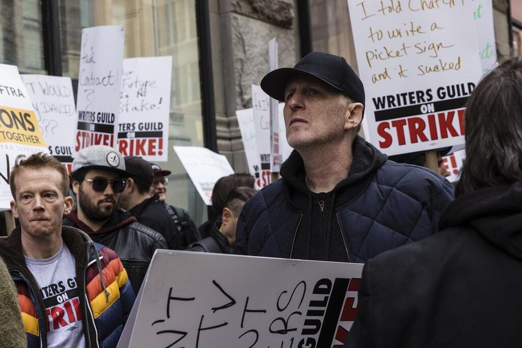 Michael Rapaport stands with Israel since Oct. 7 (Photo: AP) מייקל רפפורט בהפגנת מחאה