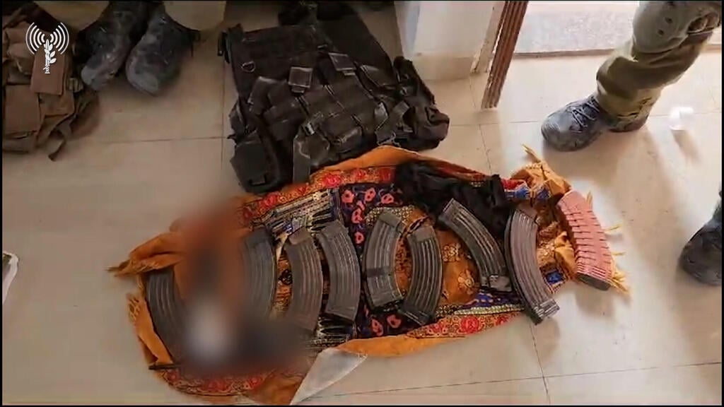 Weapons found by IDF ground forces in northern Gaza home (Photo: IDF Spokesperson's Unit) תיעוד: לוחמי צק"ח 261 מבה"ד 1 מאתרים אמצעי לחימה בצפון רצועת עזה