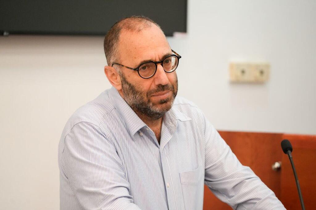 עמיקם שורר בבית המשפט (צילום: שלו שלום) עמיקם שורר