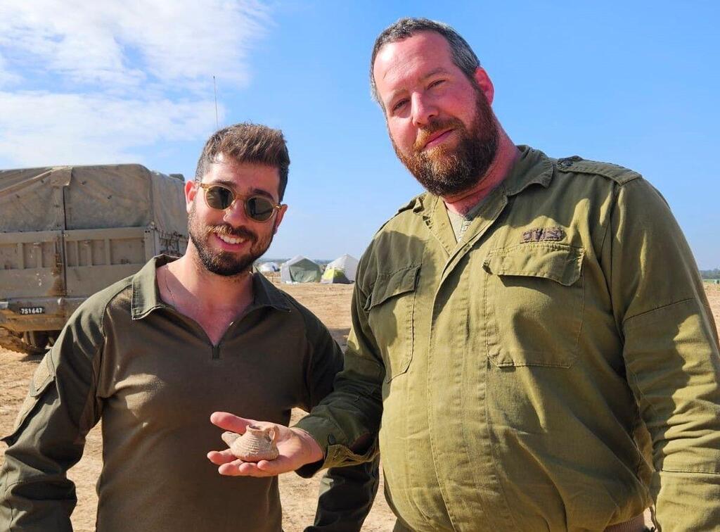 נתנאל מלכיאור ואלון שגב עם הנר הקדום