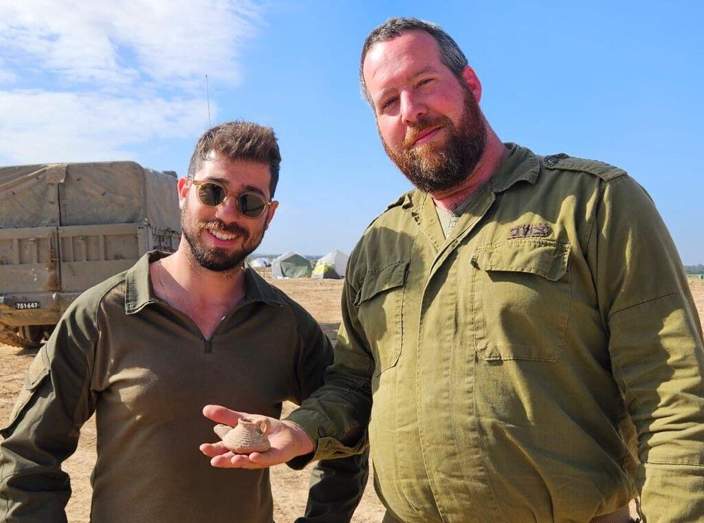נתנאל מלכיאור ואלון שגב עם הנר הקדום