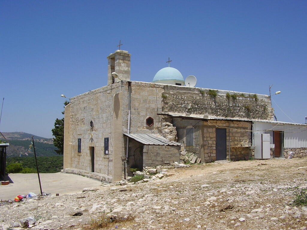 A igreja em Iqrit é atingida por fogo antitanque do Hezbollah (Foto: Dr. Avishai Teicher/Wikipedia) הכנסיה