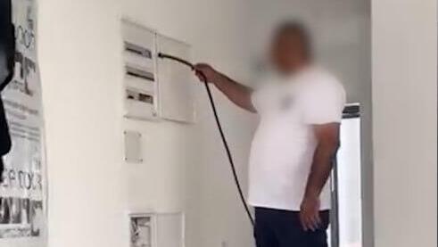 תושב מזרח ירושלים מתועד מחדיר מים לארון חשמל בבית בראש העין