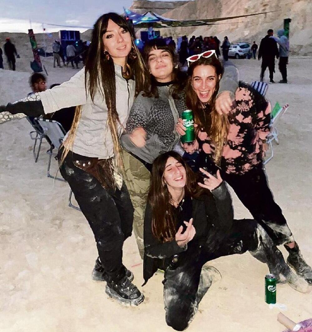 ''לכל אחת היו רגעים קסומים עם שני''. מימין: יפעת שלמה, אודל אדרי, שני לוק ז''ל. יושבת: אביבית ניסן (צילום: מהאלבום הפרטי) מימין: יפעת שלמה, אודל אדרי, שני לוק ז"ל. יושבת: אביבית ניסן