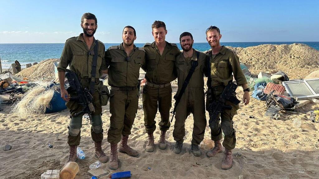 רס"ן שמריז ז"ל וחייליו במהלך המלחמה רס"ן שי שמריז ז"ל לחייליו לפני הכניסה לעזה