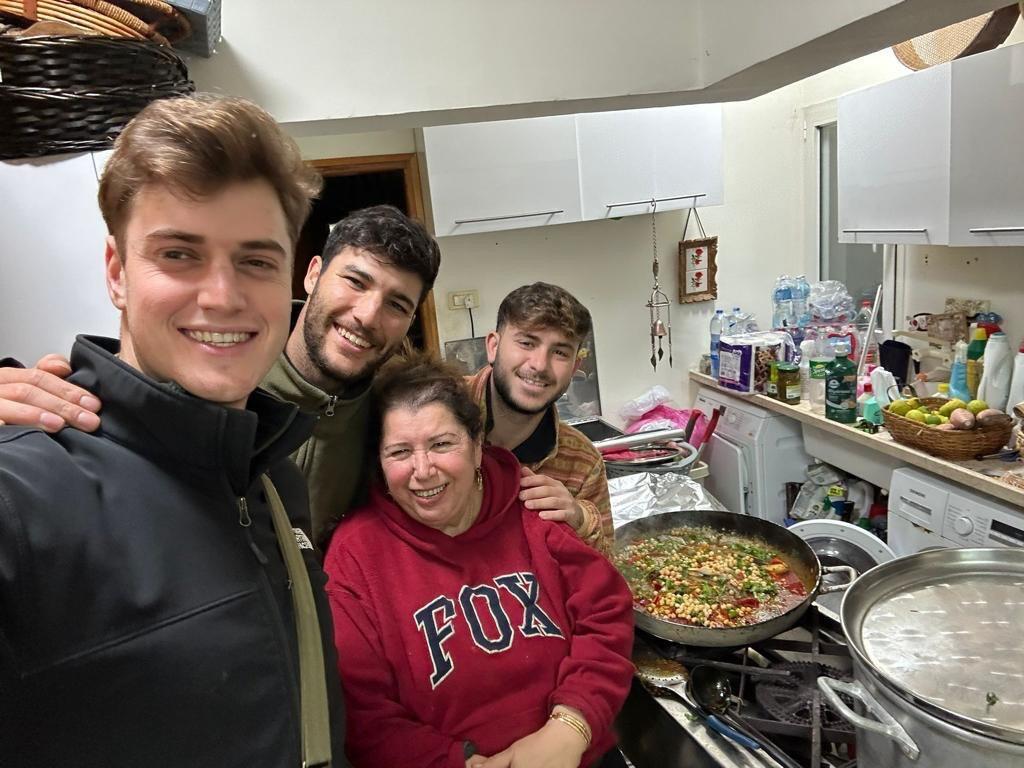 Cooking for the soldiers (Photo: Private album) אורה משתולה, מבשלת לחיילים