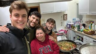 אורה משתולה, מבשלת לחיילים
