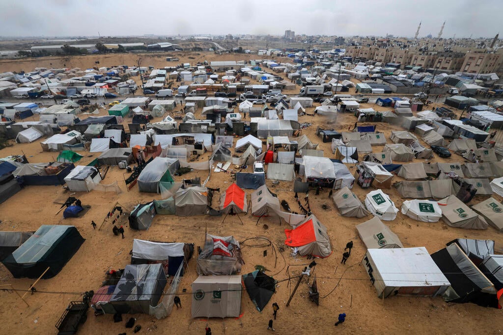 עיר האוהלים שהוקמה ברפיח (צילום: Mahmud HAMS / AFP) פלסטינים במתחם אוהלים ברפיח שברצועת עזה