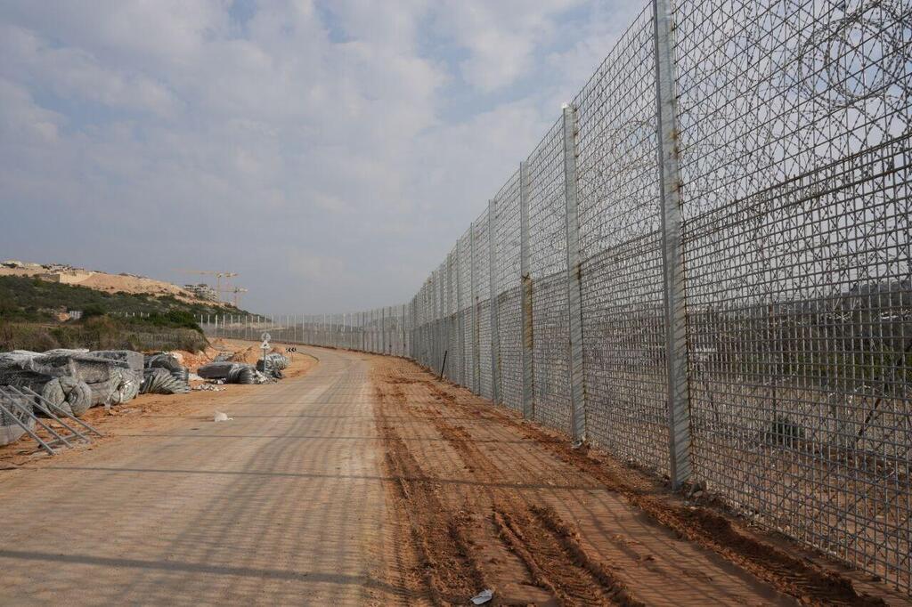 West Bank barrier (Photo: Asaf Magal) ראש מועצת כוכב יאיר- צור יגאל, יובל ארד, בסיור לאורך גדר קו התפר באזור כוכב יאיר בעקבות פרצות בגדר וחשש למנהרות