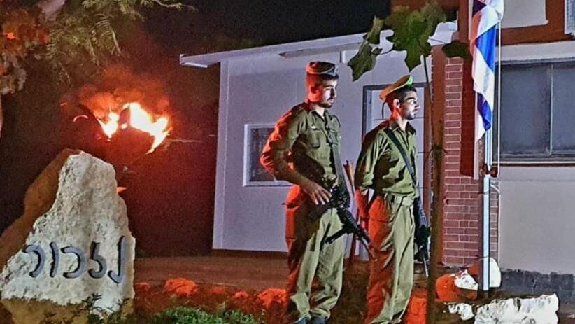 חברי הילדות יחד ביום הזיכרון רואי אליאס וגלי שקותאי חברי ילדות שנהרגו במלחמה