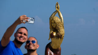 פסל ענק של שאקירה נחנך בעיר הולדתה ברנקייה