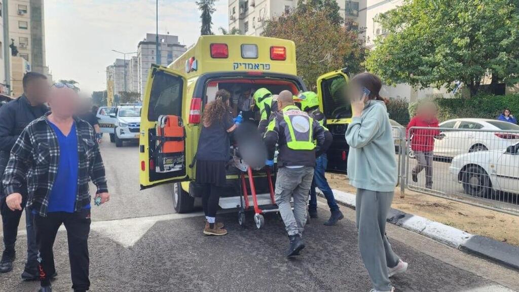 זירת הדקירה בלוד. "אין קשר משפחתי בין החשוד לפעוט שנדקר" (צילום: תיעוד מבצעי מד"א) אירוע אלימות בו נדקר תינוק