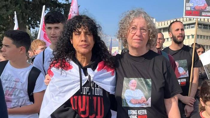 אביבה אדריאן סגל שחזרה מהשבי צועדת יחד עם משפחתה