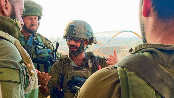 "רגע השיא - הפלת פסל חמאס, עם הדיסקית המדומה של אורון - הנהג המבצעי שלי בצוק איתן". סא"ל אוהד, בעזה (צילום: דובר צה"ל) yk13737461