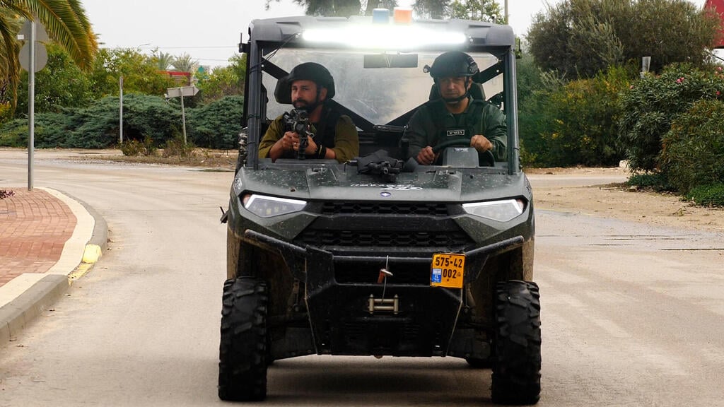 הריינג'ר בשבילי נירים. "לא שואלים שאלות, לא מדברים" (צילום: ירון שרון) מאיר ולוי על הריינג'ר בשבילי נירים