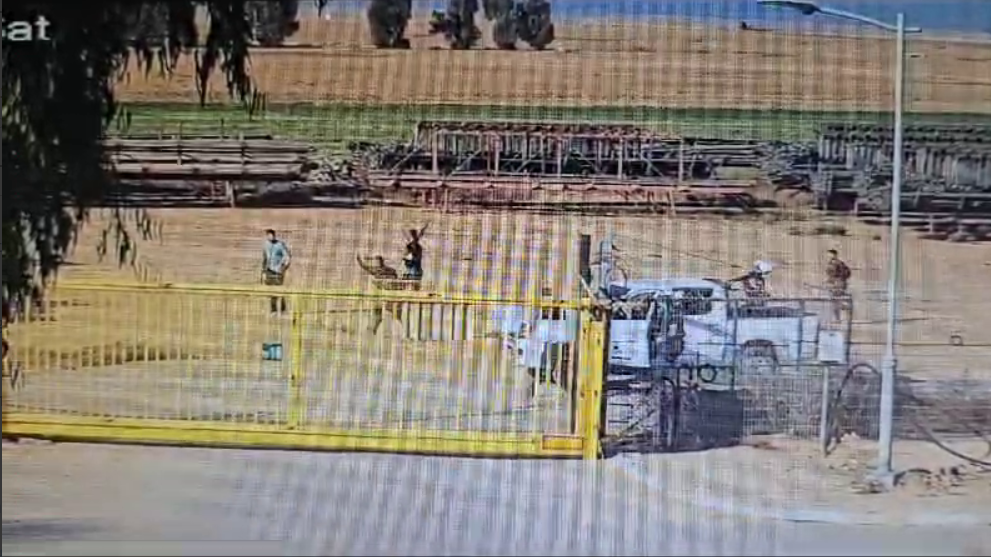 מחבלי חמאס מגיעים לקיבוץ נירים מחבלי חמאס מגיעים לקיבוץ נירים