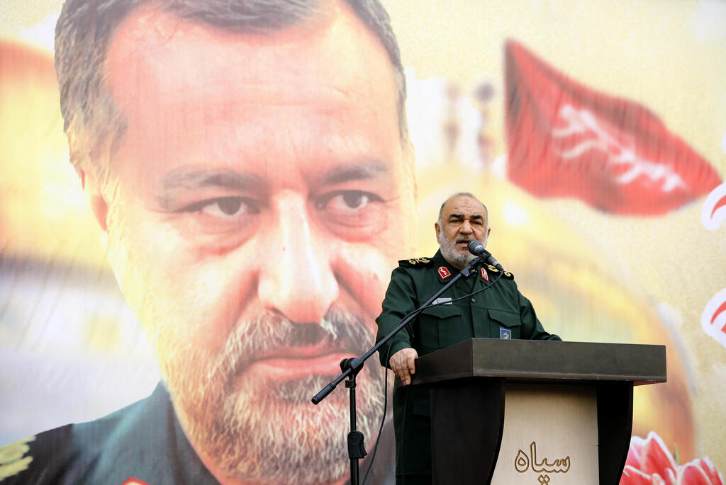 O comandante do Corpo da Guarda Revolucionária Islâmica (IRGC), Hossein Salami, fala durante a cerimônia fúnebre de Seyed Razi Mousavi em Teerã