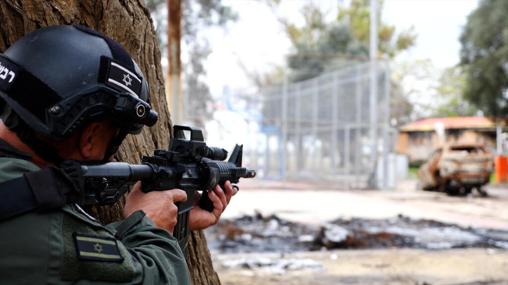 מאיר משחזר את הקרב בשבילי הקיבוץ. "די השלמנו עם זה שאנחנו לא יוצאים מפה" (צילום: ירון שרון) מאיר