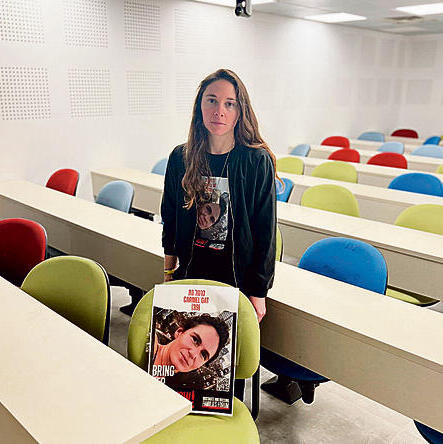 שי דיקמן וכיסא שנשמר לבת דודתה | צילום: האוניברסיטה העברית yk13738615