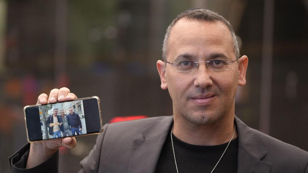 שרון שרעבי עם אחיו (צילום: שלו שלום ) שרון שרעבי - אחיהם של יוסי ואלי שנמצאים בשבי חמאס ולוקח חלק במיזם