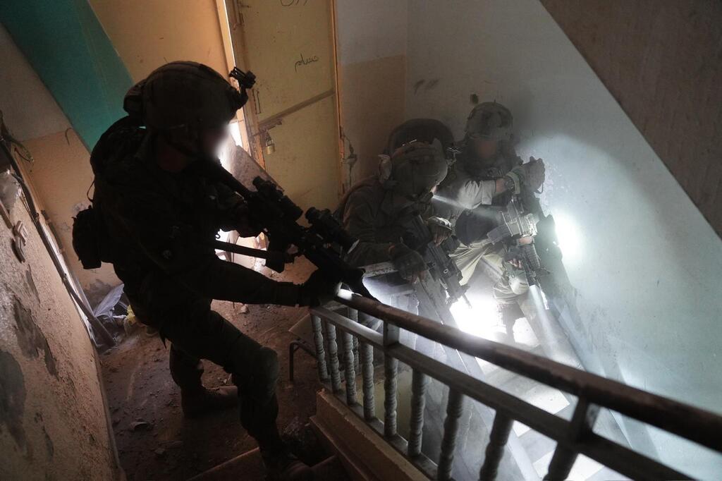 Photo: IDF Spokesperson's Unit תיעוד צוות קרב של חטיבת הצנחנים תוקף תשתיות טרור בחאן יונס, רצועת עזה