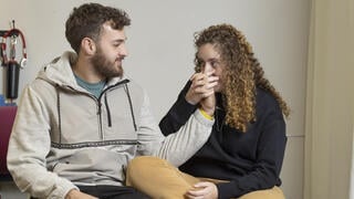 נטע פורטל ובן זוגה סנטיאגו פרס מכפר עזה בשיקום בבית לוינשטיין
