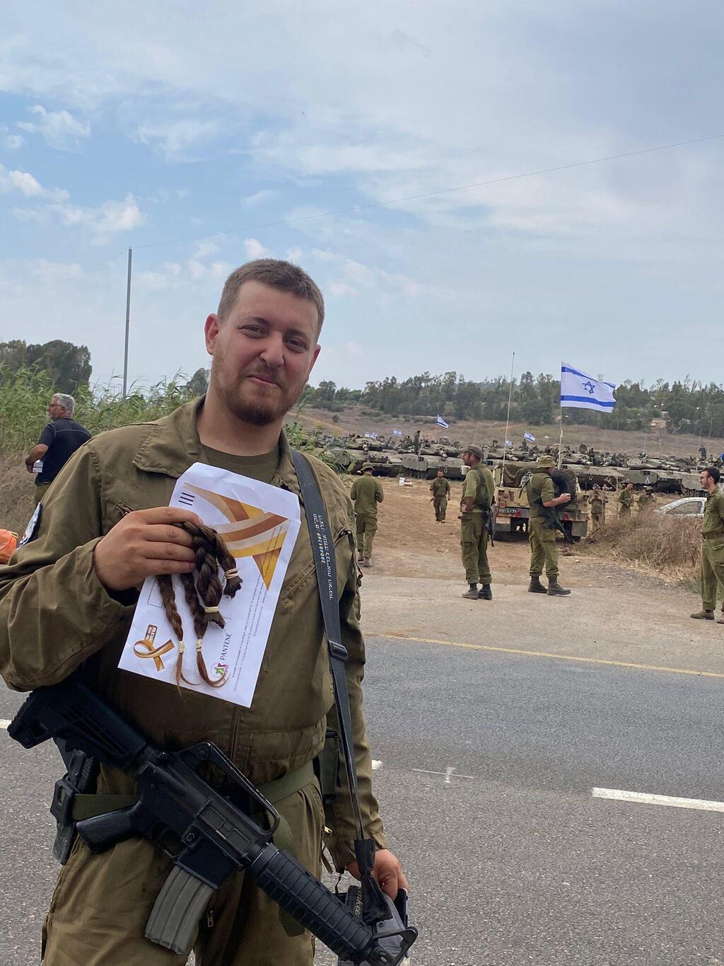 זאב, מילואימניק, שתרם את שיערו לחולות סרטן