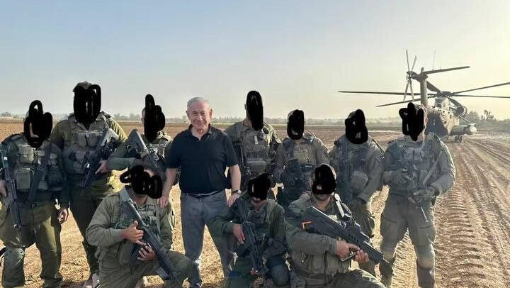נתניהו עם הלוחמים - והמתחזה יפרח הנאשם בהתחזות ללוחם שהה בחפ"ק בעת ביקור הרמטכ"ל | תיעוד החיפושים ברכבו והנשק שנתפס ברשותו