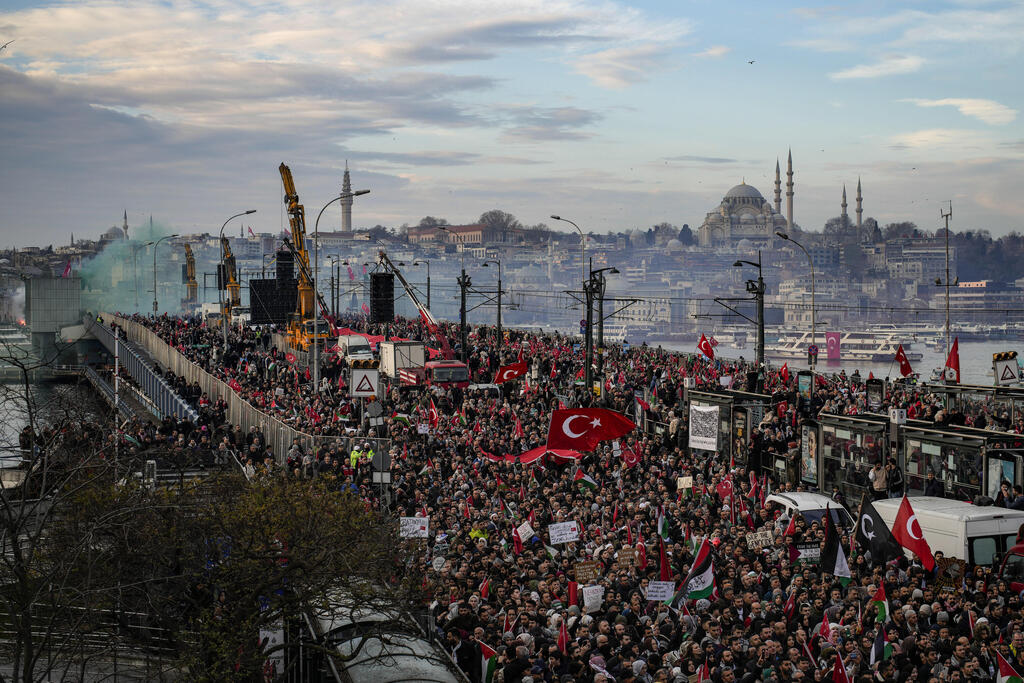 Anti-Israel protest in Istanbul (Photo: AP Photo/Emrah Gurel) הפגנה נגד ישראל באיסטנבול