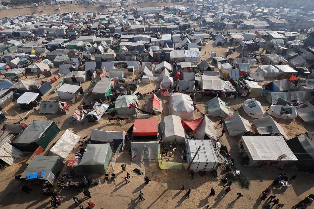 Tent complex in Gaza (Photo: REUTERS/Ibraheem Abu Mustafa) רפיח