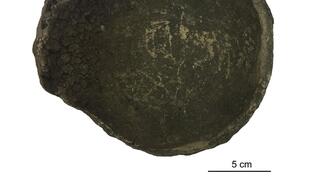 אחד מכלי החרס העתיקים מתקופת תרבות סונגזה בסין הנאוליתית, בו נמצא קרום מזון שצמוד לדפנותיו