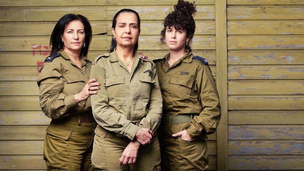 ''בכל פעם שאנחנו מצליחים להוציא חיוך ממשפחה, זה מטעין גם אותנו''. מימין: אליה וייס, יפה מור ומיכל תשובה (צילום: יונתן בלום) מימין: אליה וייס, יפה מור ומיכל תשובה
