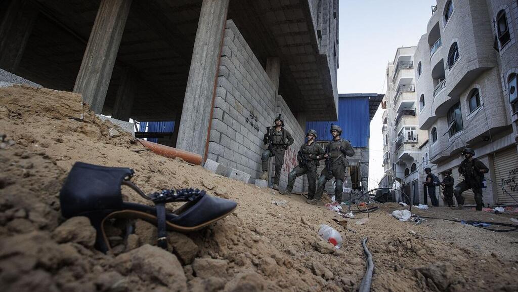 לוחמי דובדבן ברחוב בחאן־יונס. ''תקרא לזה רחוב דובדבן פינת מגלן'' (צילום: גיל נחושתן) לוחמי דובדבן ברחוב בחאן־יונס