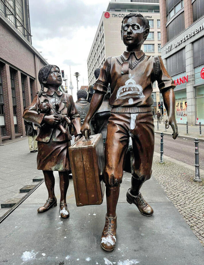 האנדרטה שהושחתה | צילום: מתוך טוויטר yk13743889