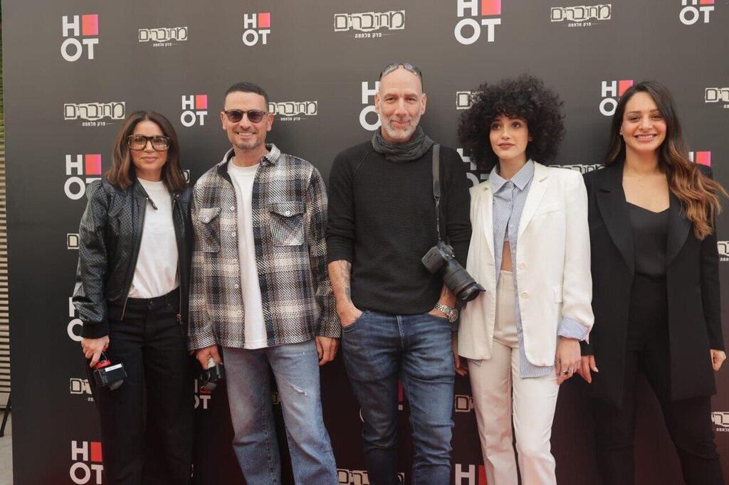 משתתפי העונה ה-11 של מחוברים. מעיין אדם, ליהי טולדנו, זיו קורן, גיא זוארץ ויעל פוליאקוב (צילום: רפי דלויה) מחוברים פרק מלחמה
