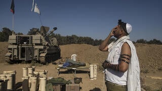חייל מתפלל ליד גבול רצועת עזה