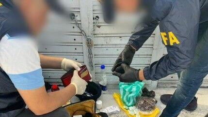 Going through the suspects' luggage (Photo: TN) ארגנטינה: שלושה אזרחים לבנוניים וסורים נעצרו בחשד לניסיון פיגוע