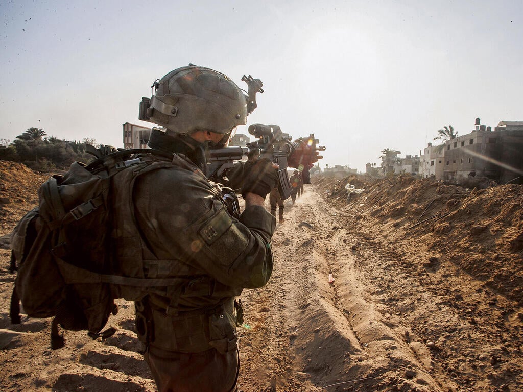 אחד מקציני דובדבן בפעילות בחאן־יונס. "האויב במקום פה, לא זז" (צילום: גיל נחושתן) yk13744148