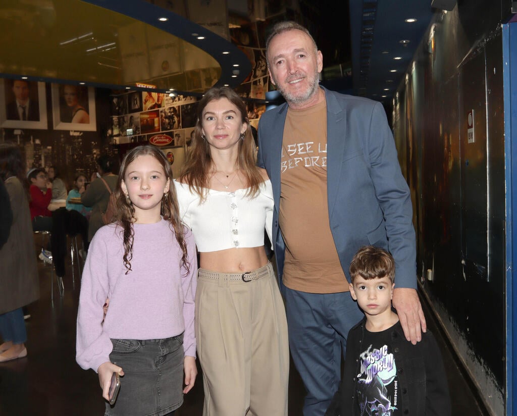 נשמח להגיע גם להקרנה ביתית. אסייג, אשתו אירינה והילדים (צילום: ענת מוסברג) השקה שנות ה-90