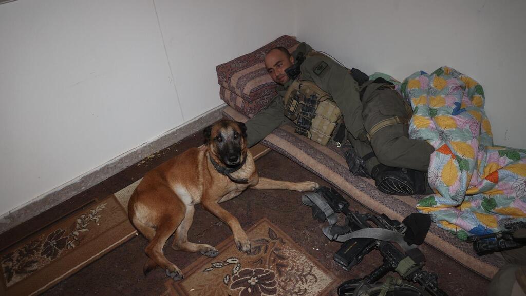 Uva the four legged IDF reservist and Ori Hazut (Photo: Yariv Katz) לו